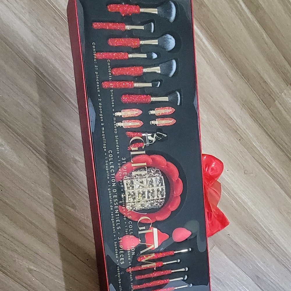 Glitz & Glam Red 31 Pieces  Make  Up Brush Set